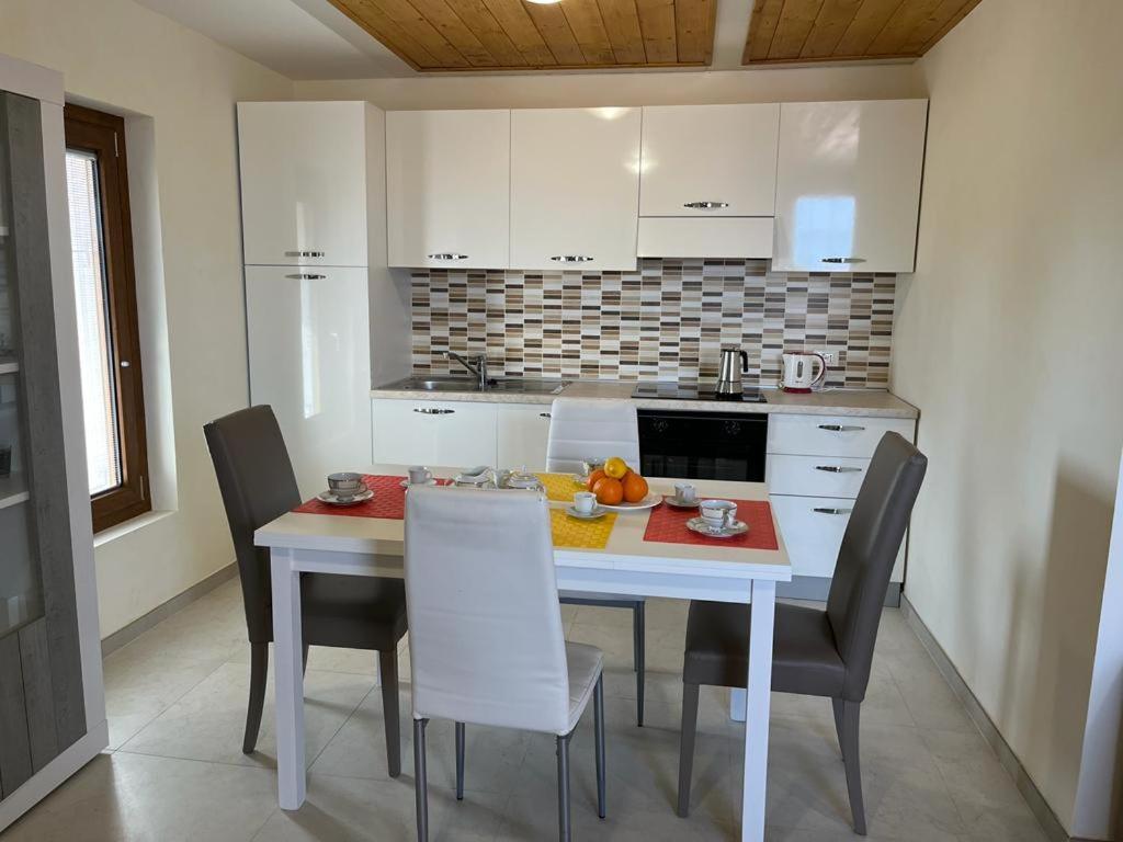 סירמיונה Perla Top Floor Apartment מראה חיצוני תמונה