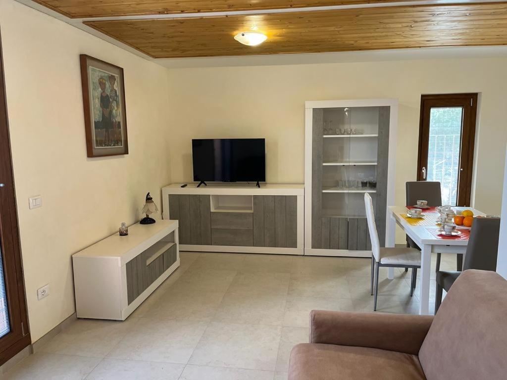 סירמיונה Perla Top Floor Apartment מראה חיצוני תמונה