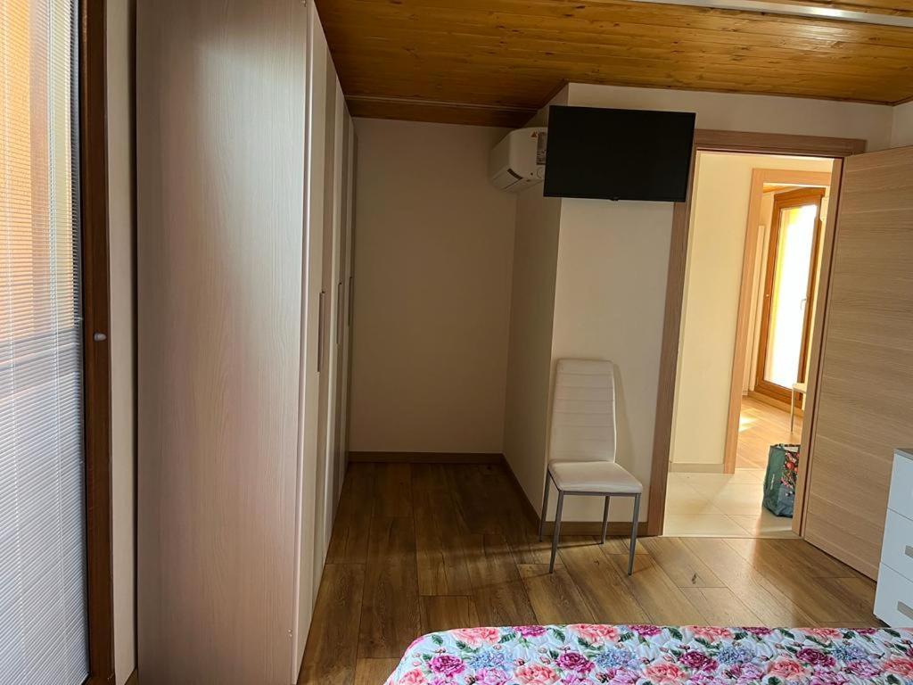 סירמיונה Perla Top Floor Apartment מראה חיצוני תמונה