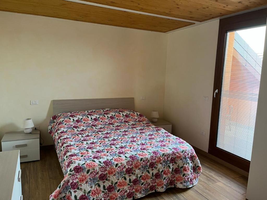 סירמיונה Perla Top Floor Apartment מראה חיצוני תמונה