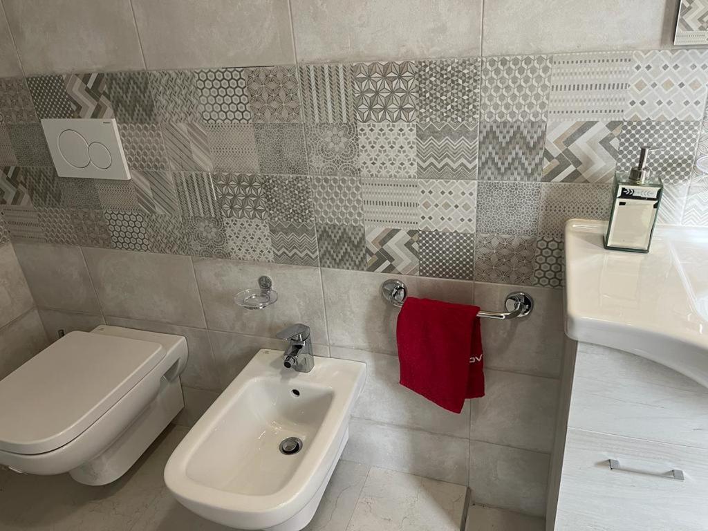 סירמיונה Perla Top Floor Apartment מראה חיצוני תמונה