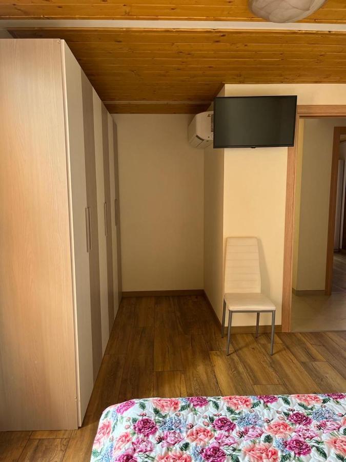סירמיונה Perla Top Floor Apartment מראה חיצוני תמונה
