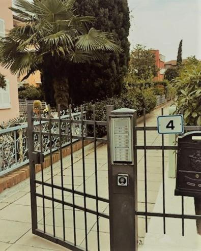 סירמיונה Perla Top Floor Apartment מראה חיצוני תמונה
